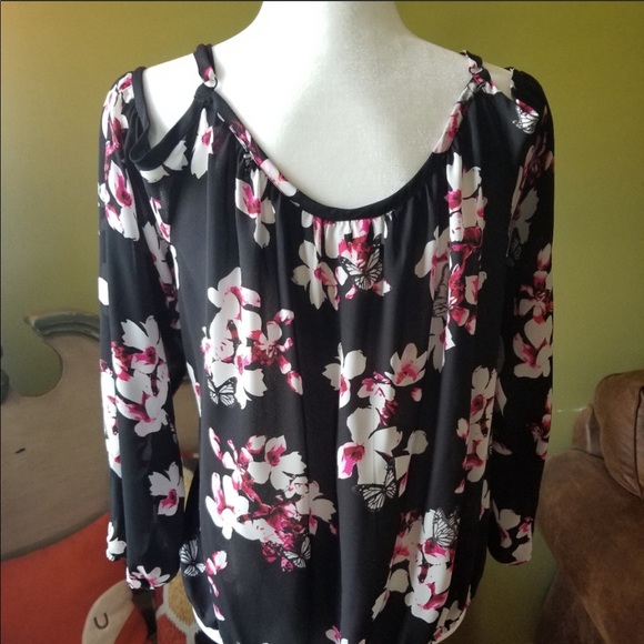 Torrid cold shoulder floral blouse - Picture 2 of 3
